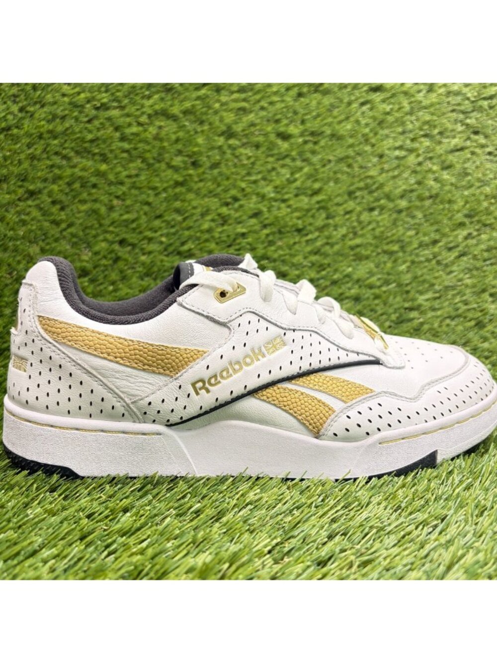 Reebok BB 4000 II Victor Solomon Mens Size 8 White Gold Athletic Shoes Sneakers